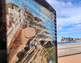 La exposición 'Recuerdos de Benidorm' recibe a los turistas desde los siete Espais d'Art Urbà