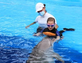 La Fundación Mundomar inicia una nueva temporada de terapia con delfines